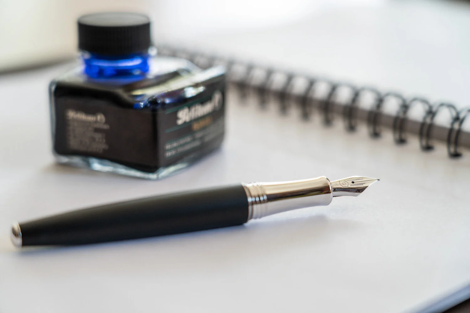 Stylo plume et encrier