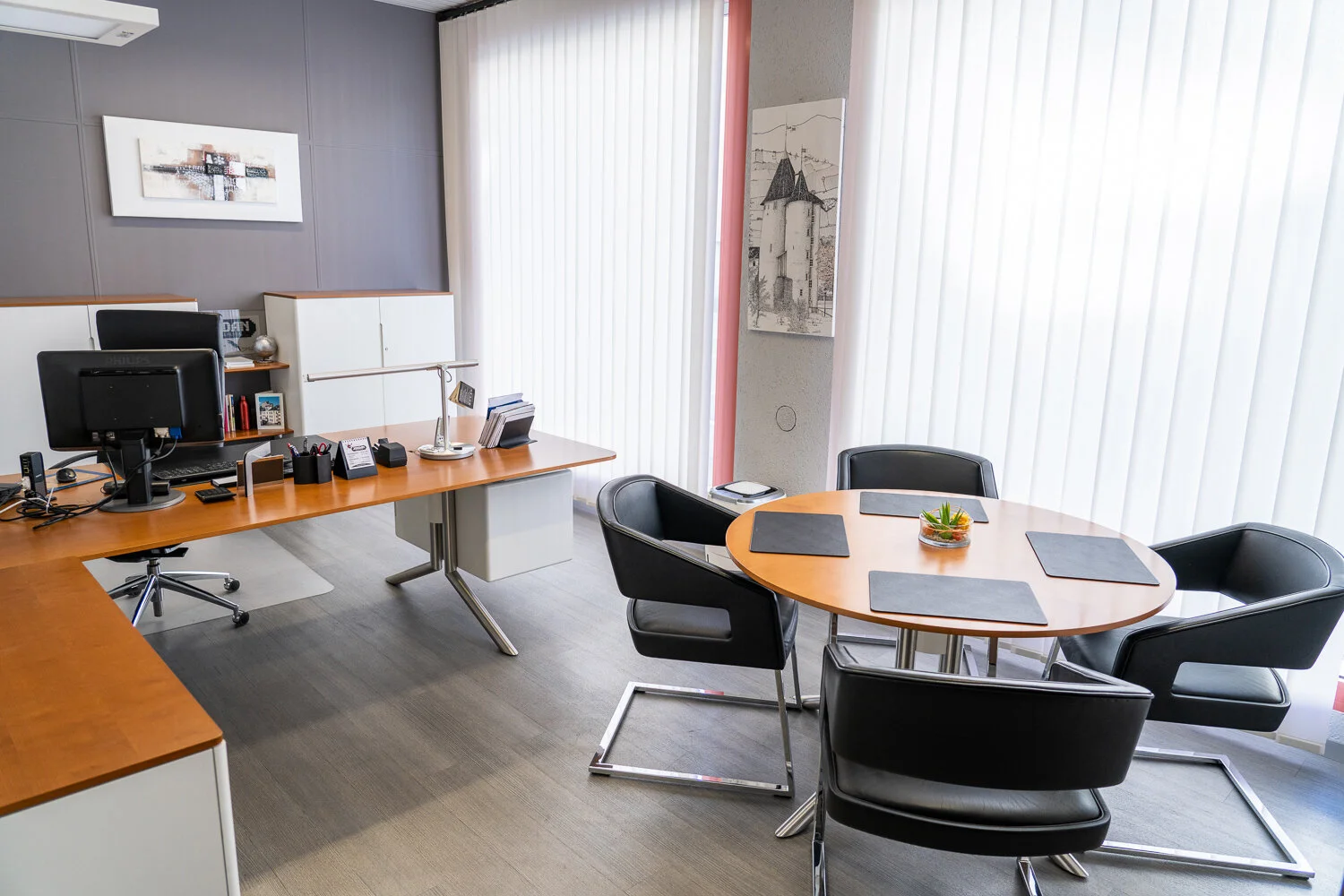 Bureau de direction et table de réunion