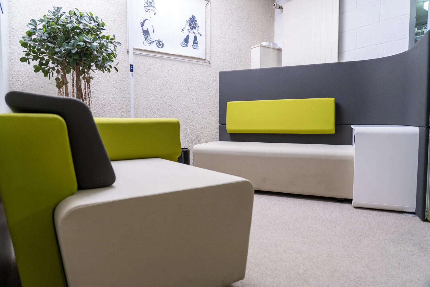 Espace d'accueil avec fauteuils au show-room